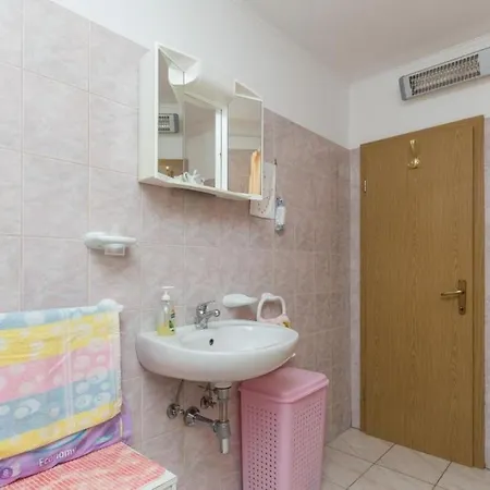 Laurel Leaf - Three Bedroom With Terrace דירה Lovorno